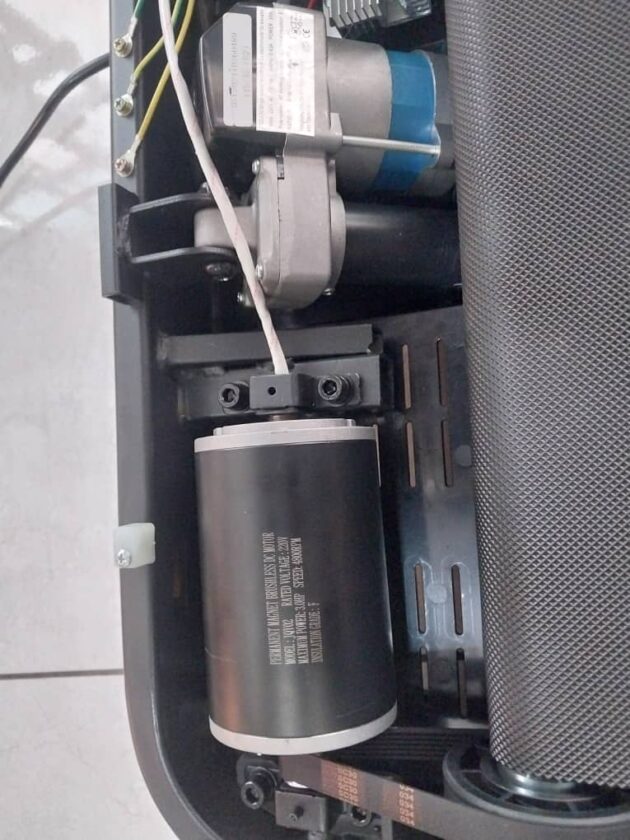 U2 Treadmill (3.0hp Brushless DC Motor) (Techno Fitness Brand) - Image 2